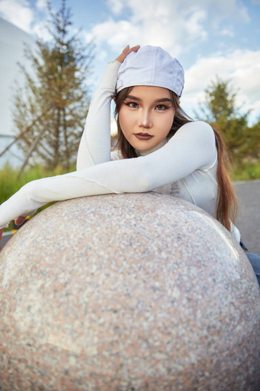 在坝上草原景区旅游拍照的亚洲女性