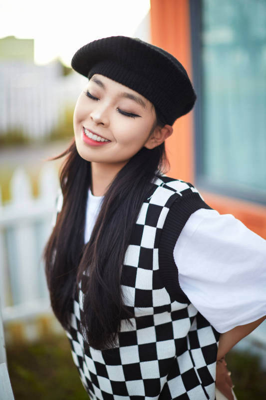 在坝上草原景区旅游放松的美丽姑娘