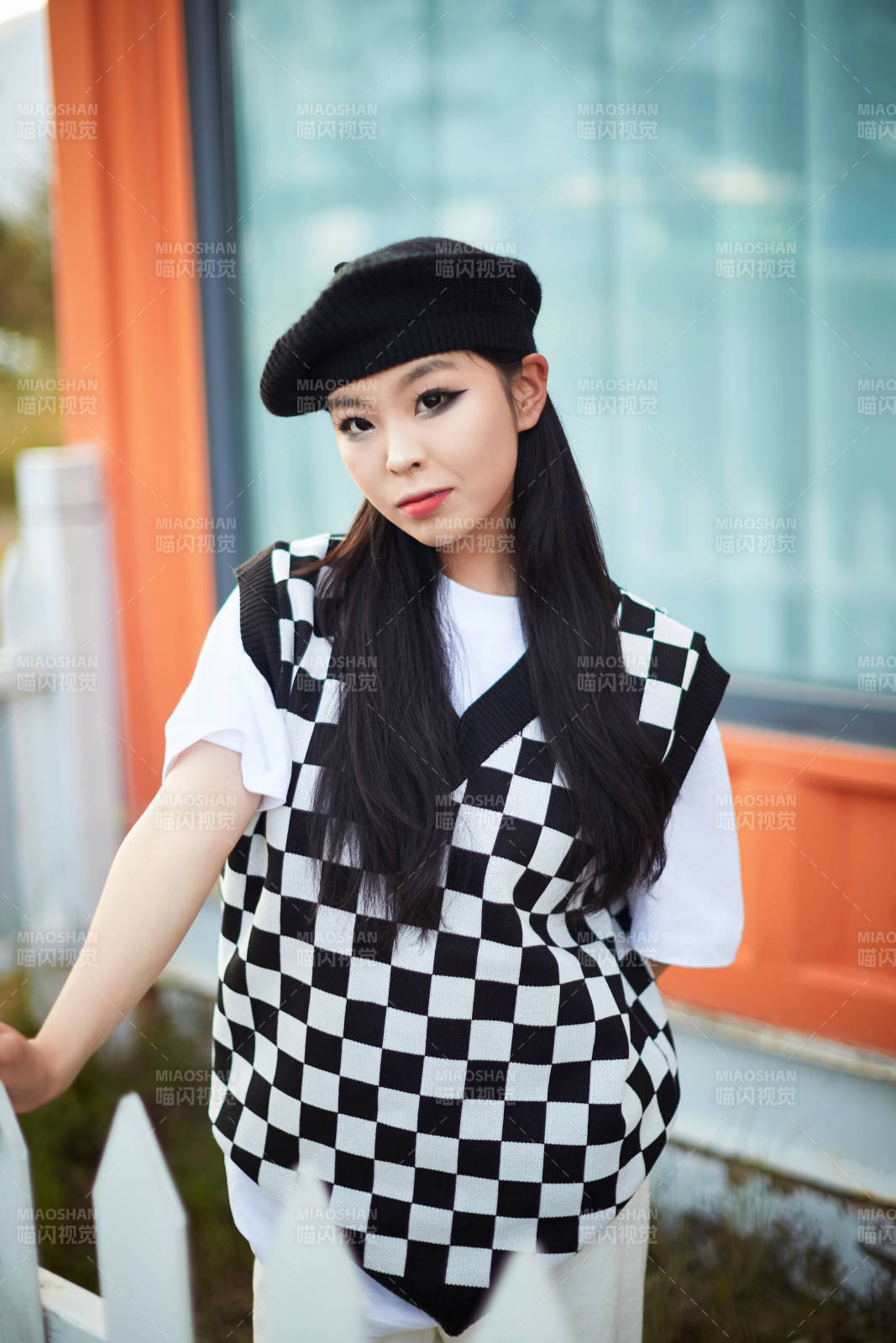 在坝上草原景区旅游放松的美丽姑娘