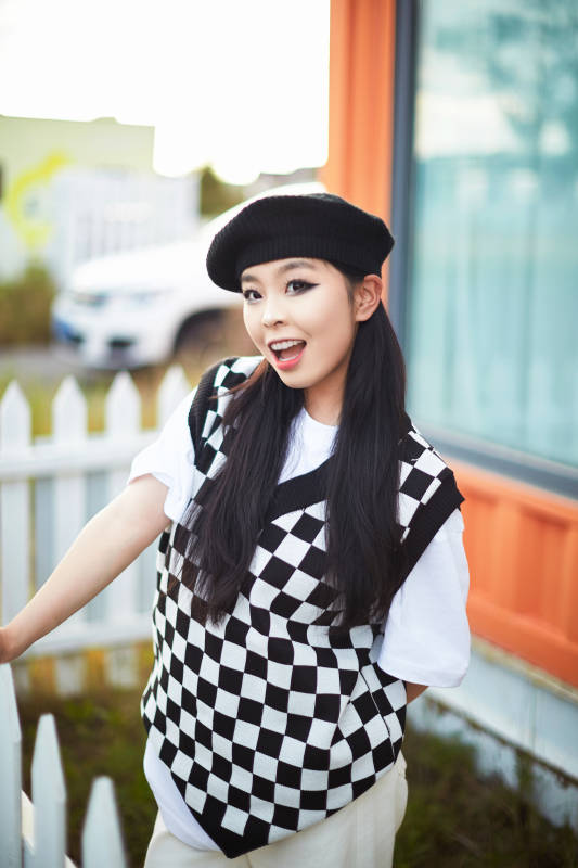 在坝上草原景区旅游放松的美丽姑娘