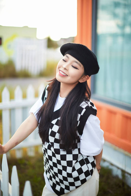 在坝上草原景区旅游放松的美丽姑娘