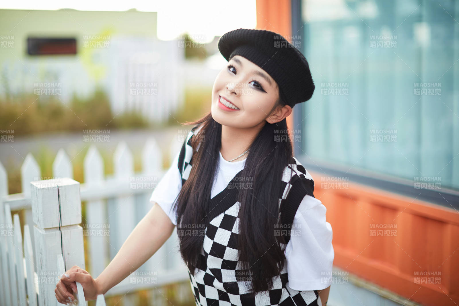 在坝上草原景区旅游放松的美丽姑娘