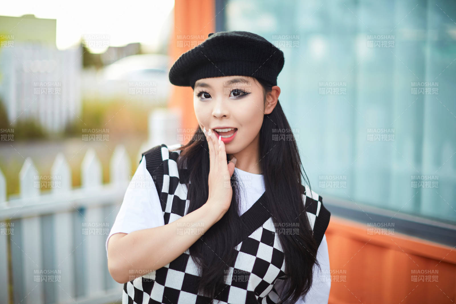 在坝上草原景区旅游放松的美丽姑娘