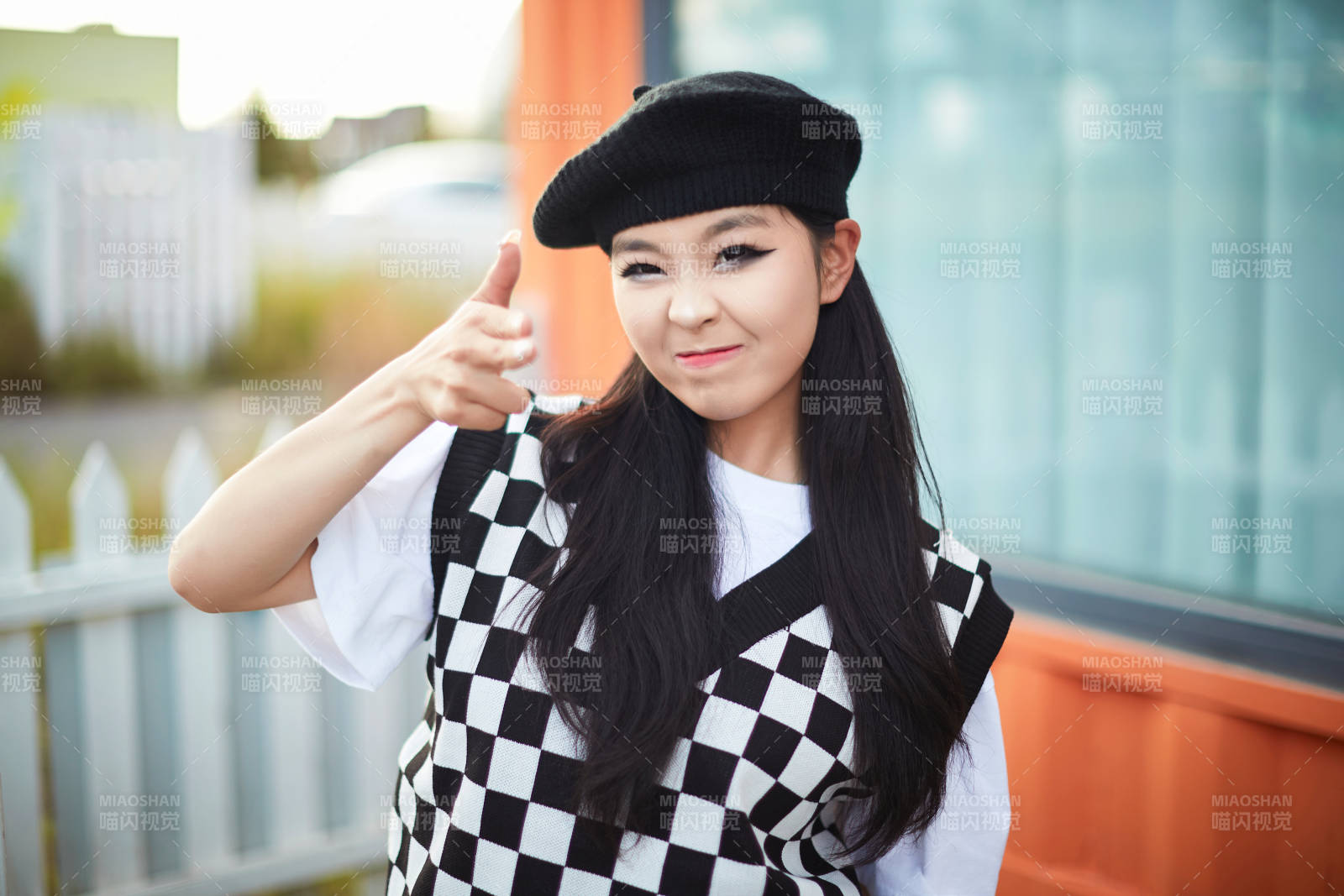 在坝上草原景区旅游放松的美丽姑娘