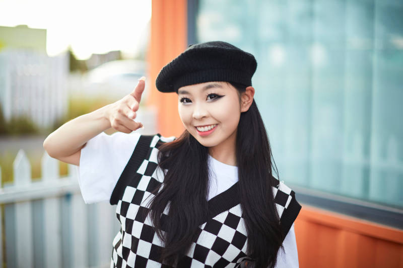 在坝上草原景区旅游放松的美丽姑娘