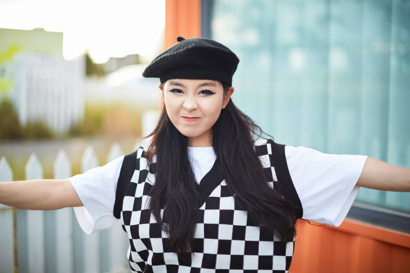 在坝上草原景区旅游放松的美丽姑娘