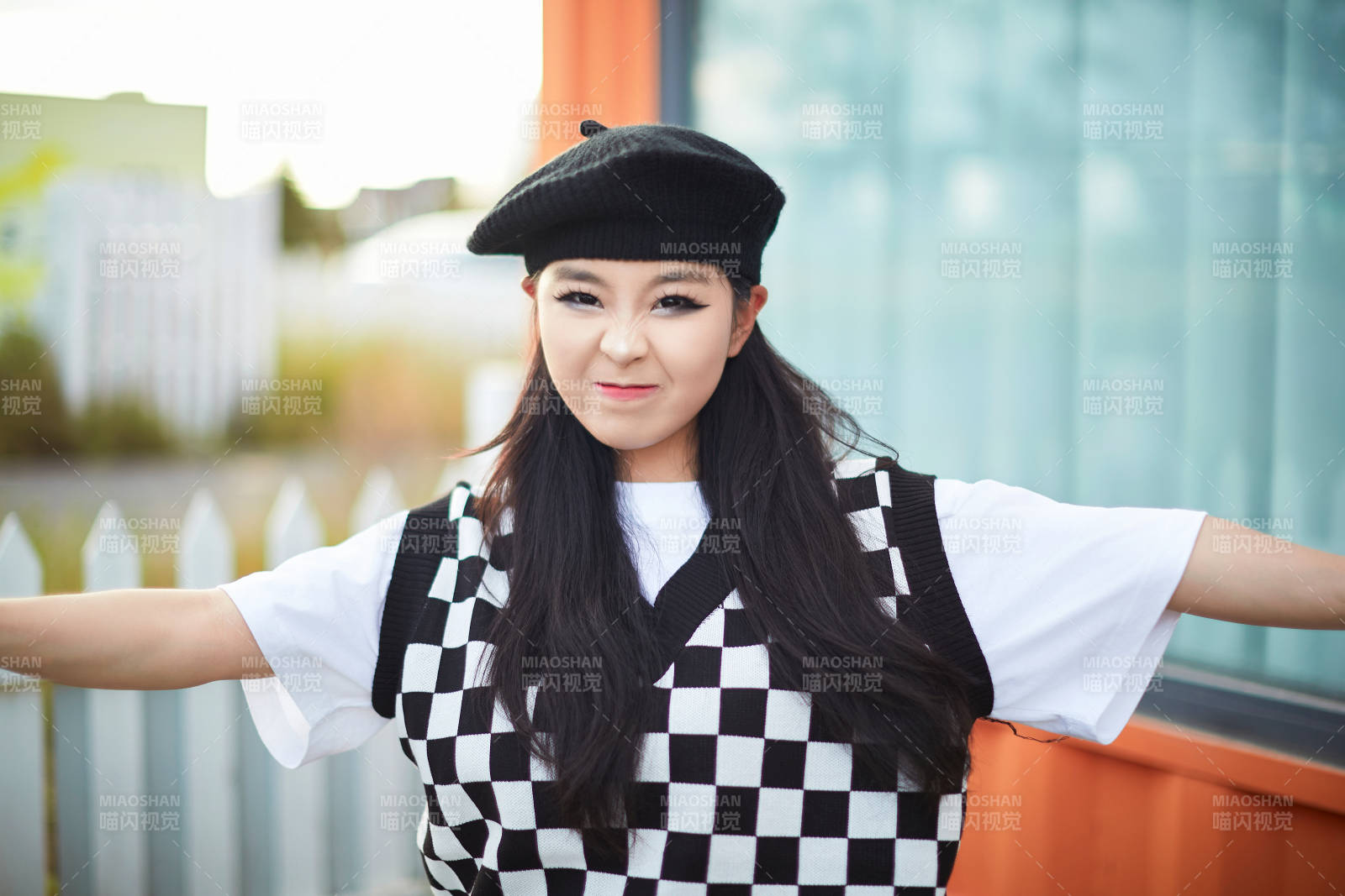 在坝上草原景区旅游放松的美丽姑娘