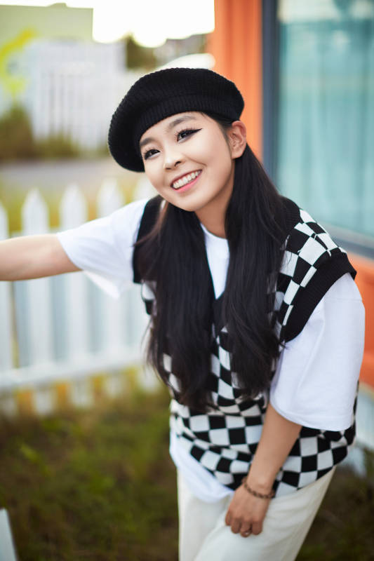 在坝上草原景区旅游放松的美丽姑娘