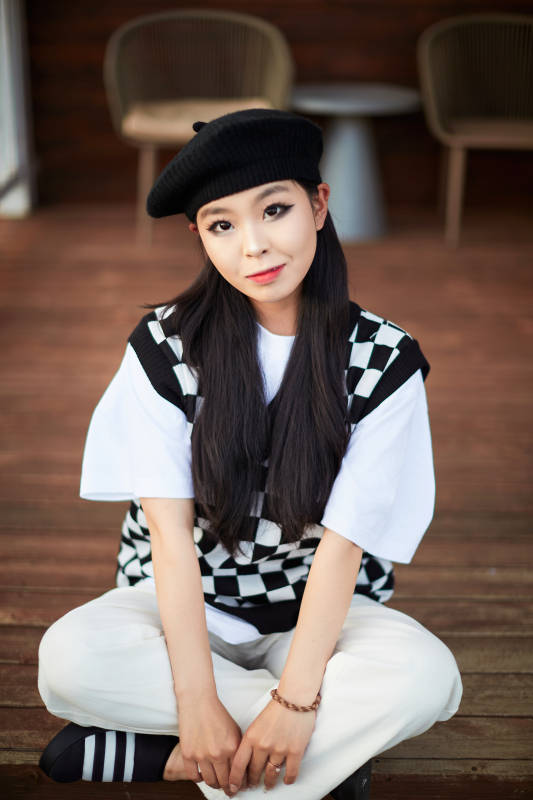 在坝上草原景区旅游放松的美丽姑娘