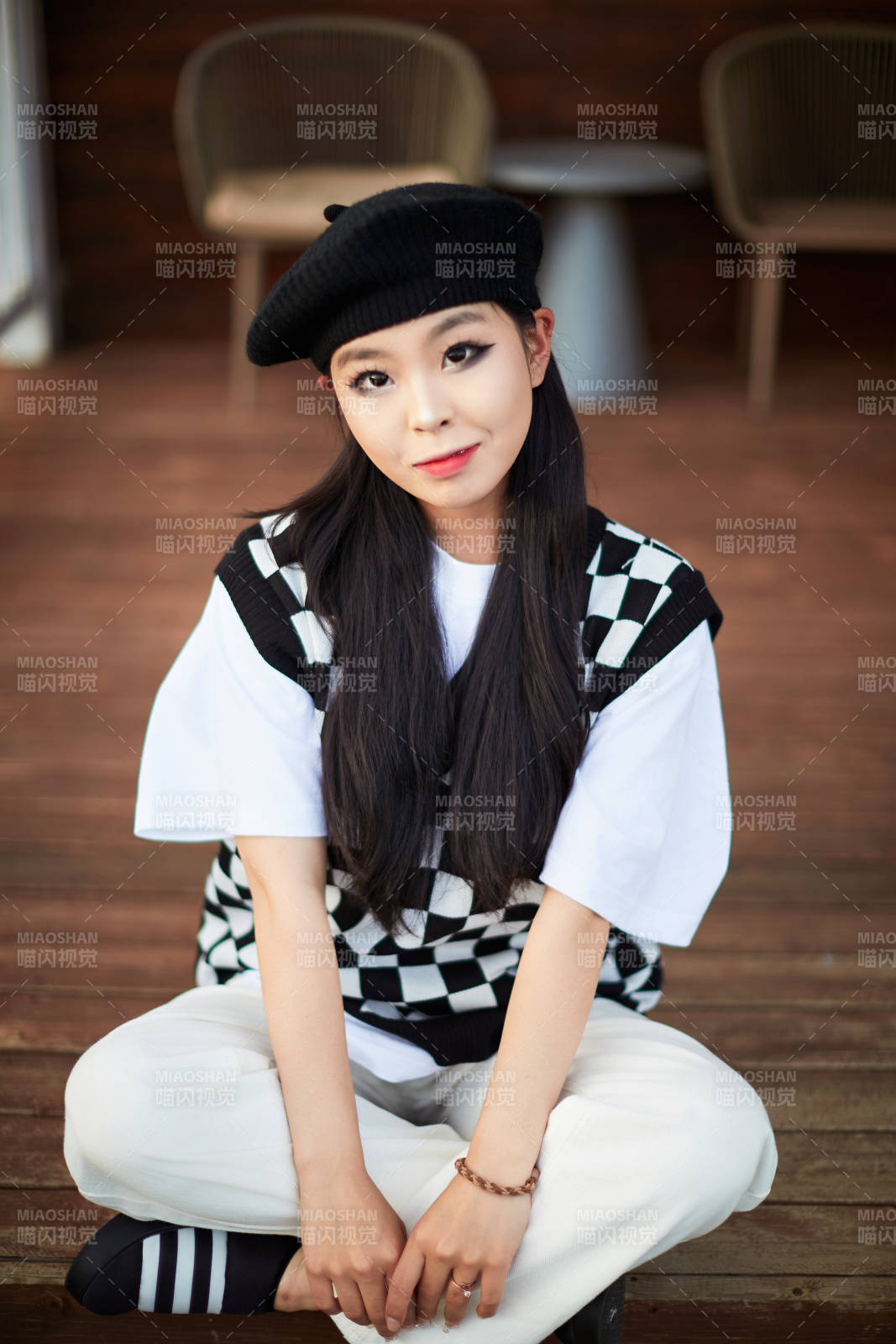 在坝上草原景区旅游放松的美丽姑娘