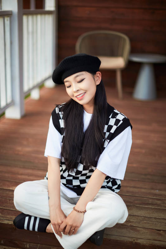 在坝上草原景区旅游放松的美丽姑娘