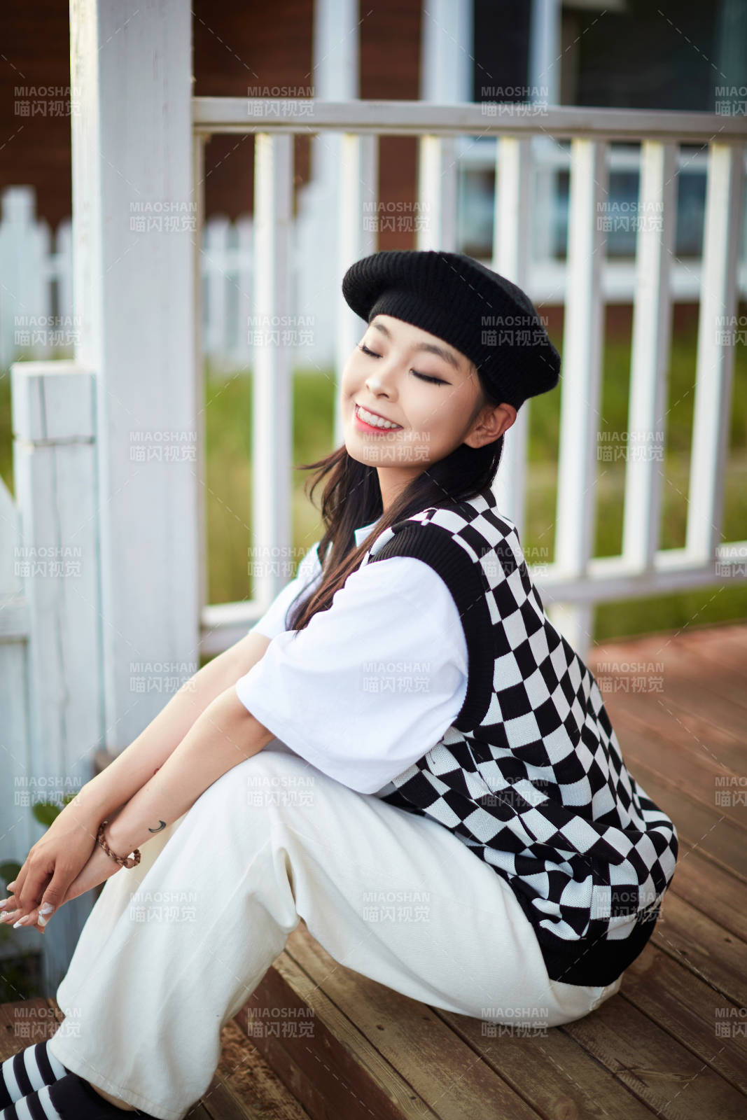 在坝上草原景区旅游放松的美丽姑娘