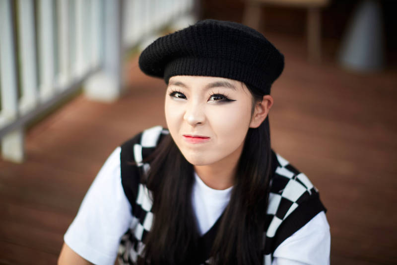 在坝上草原景区旅游放松的美丽姑娘