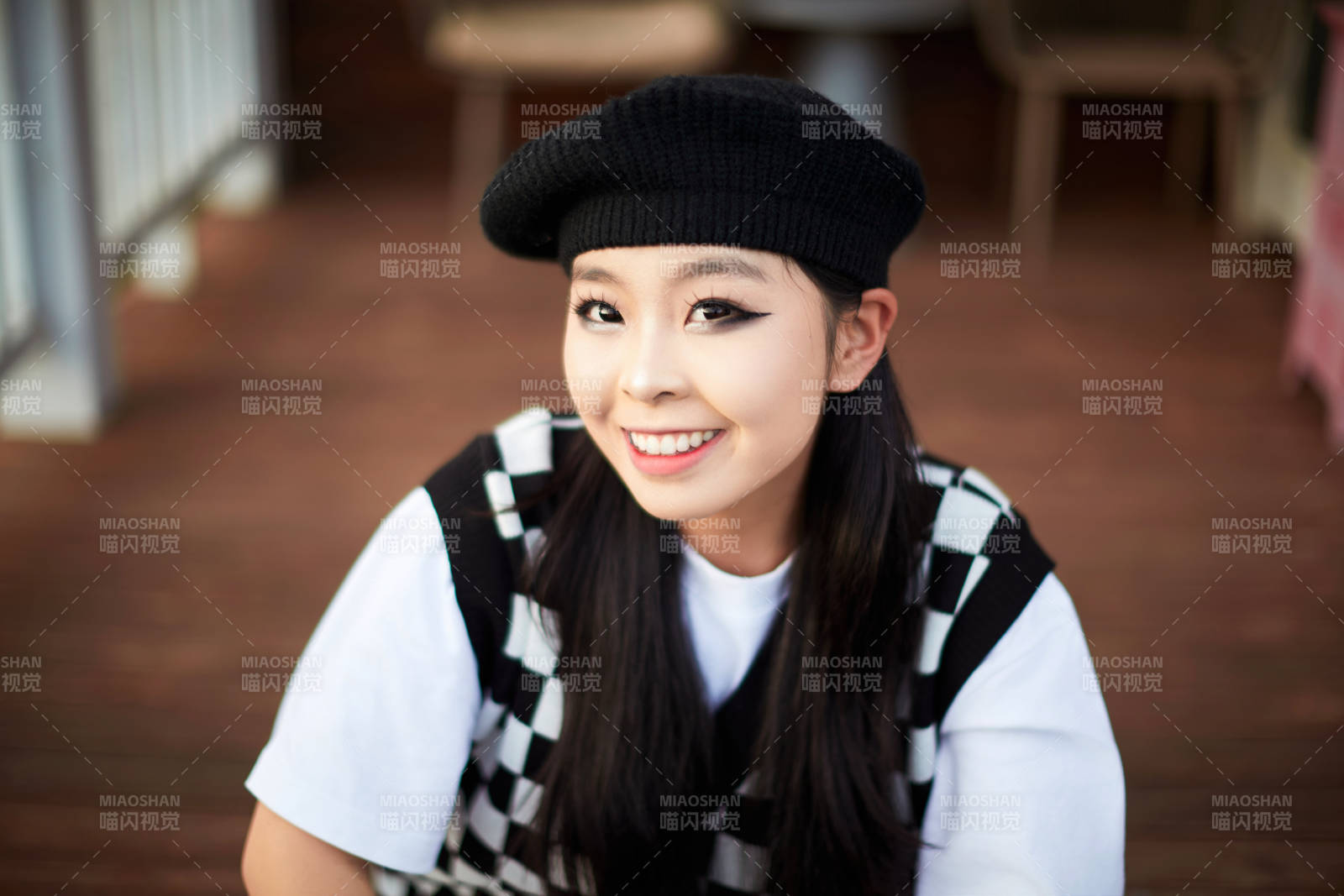 在坝上草原景区旅游放松的美丽姑娘