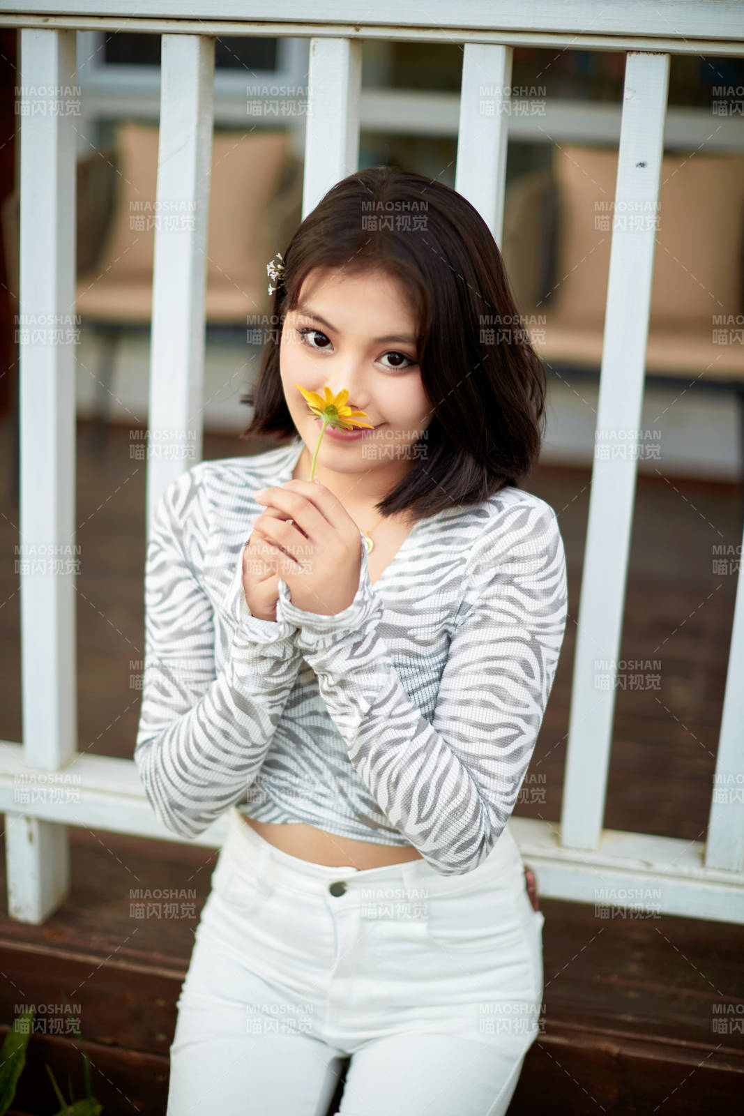 在坝上草原景区旅游放松的美丽姑娘