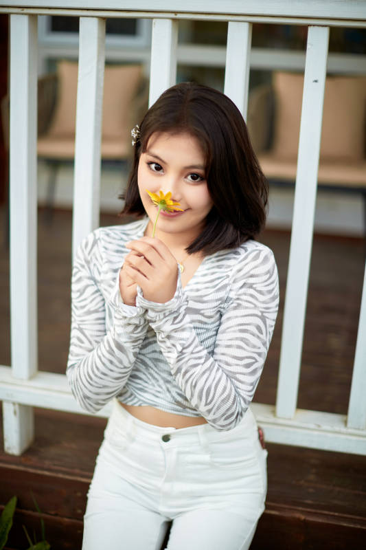 在坝上草原景区旅游放松的美丽姑娘