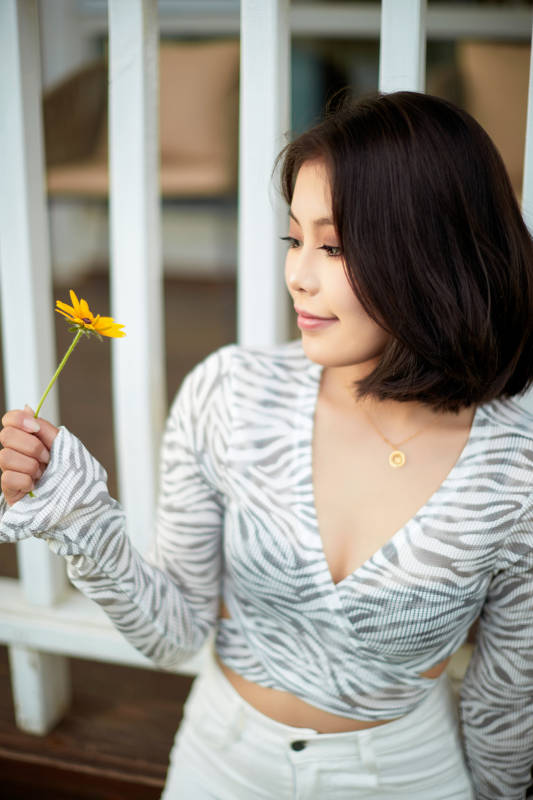 在坝上草原景区旅游放松的美丽姑娘