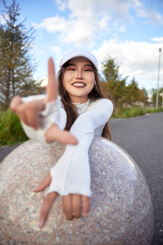 在坝上草原景区旅游拍照的亚洲女性