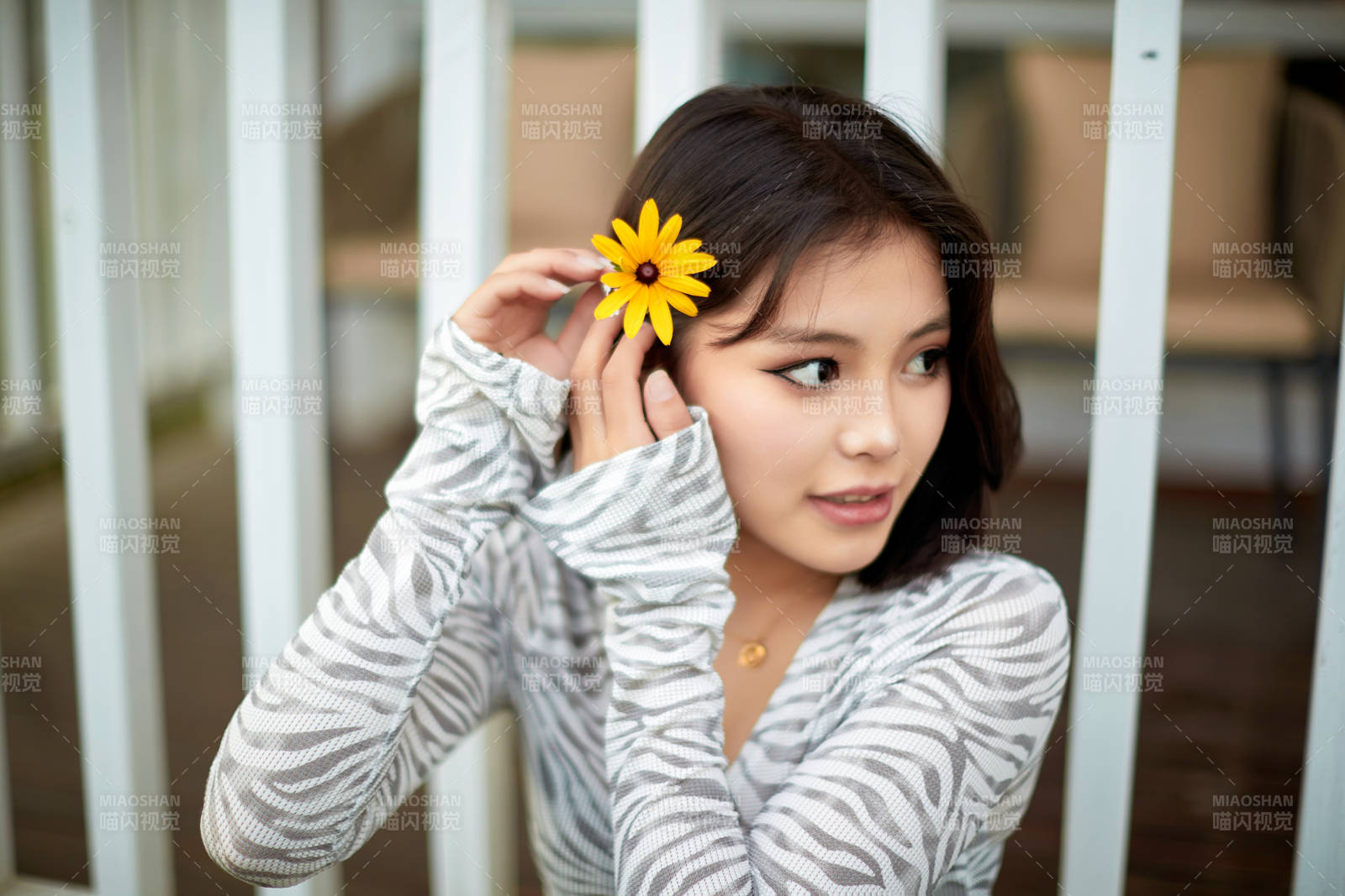 在坝上草原景区旅游放松的美丽姑娘