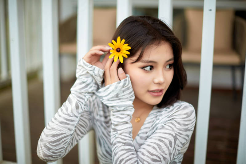 在坝上草原景区旅游放松的美丽姑娘