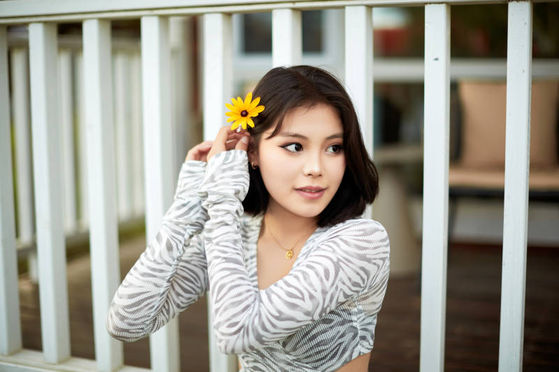 在坝上草原景区旅游放松的美丽姑娘