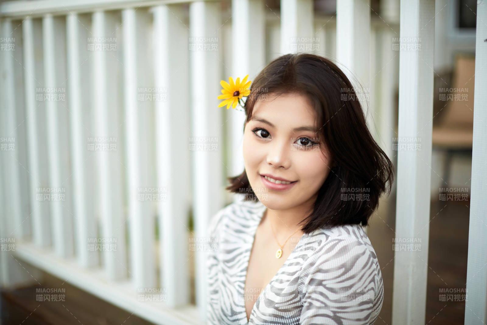 在坝上草原景区旅游放松的美丽姑娘