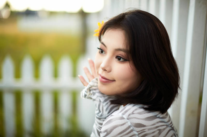 在坝上草原景区旅游放松的美丽姑娘