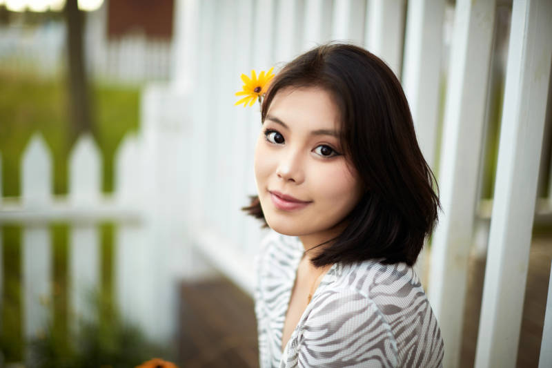 在坝上草原景区旅游放松的美丽姑娘