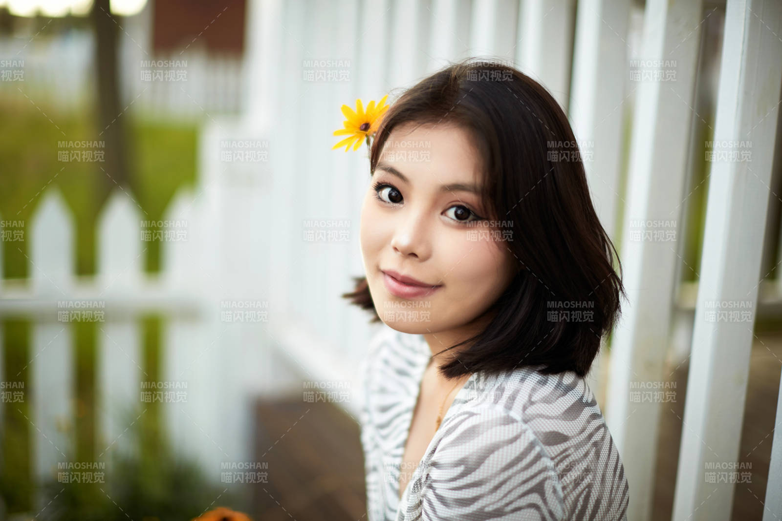 在坝上草原景区旅游放松的美丽姑娘