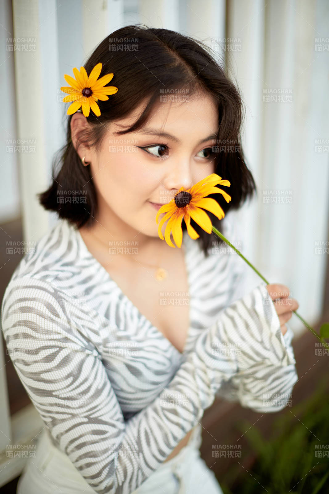 在坝上草原景区旅游放松的美丽姑娘