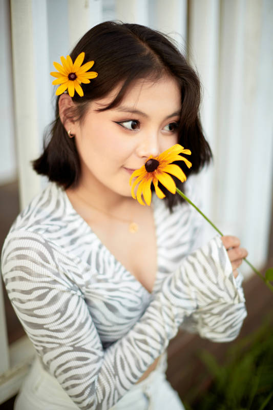 在坝上草原景区旅游放松的美丽姑娘