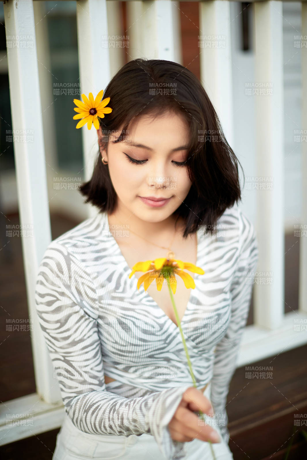 在坝上草原景区旅游放松的美丽姑娘