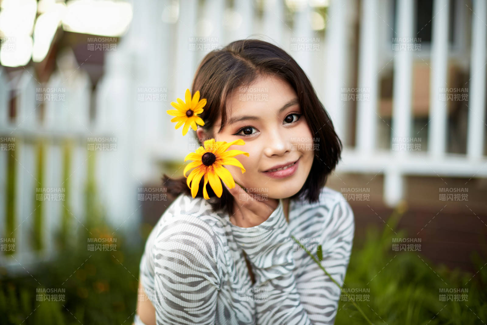 在坝上草原景区旅游放松的美丽姑娘