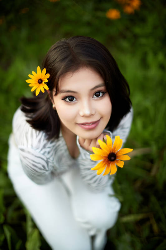 在坝上草原景区旅游放松的美丽姑娘