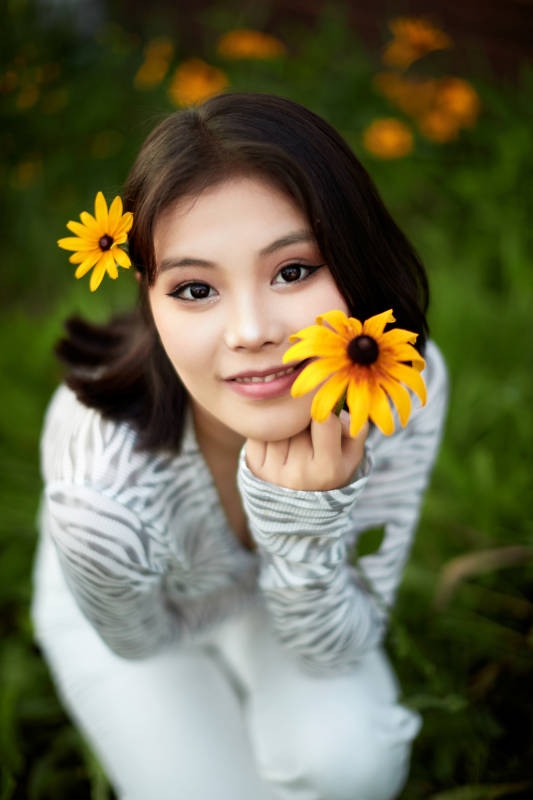 在坝上草原景区旅游放松的美丽姑娘