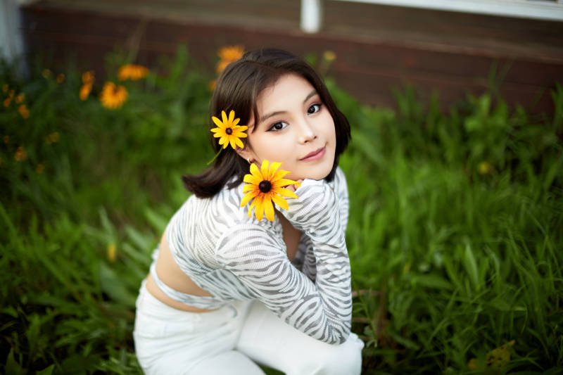 在坝上草原景区旅游放松的美丽姑娘