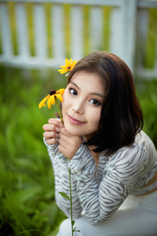 在坝上草原景区旅游放松的美丽姑娘