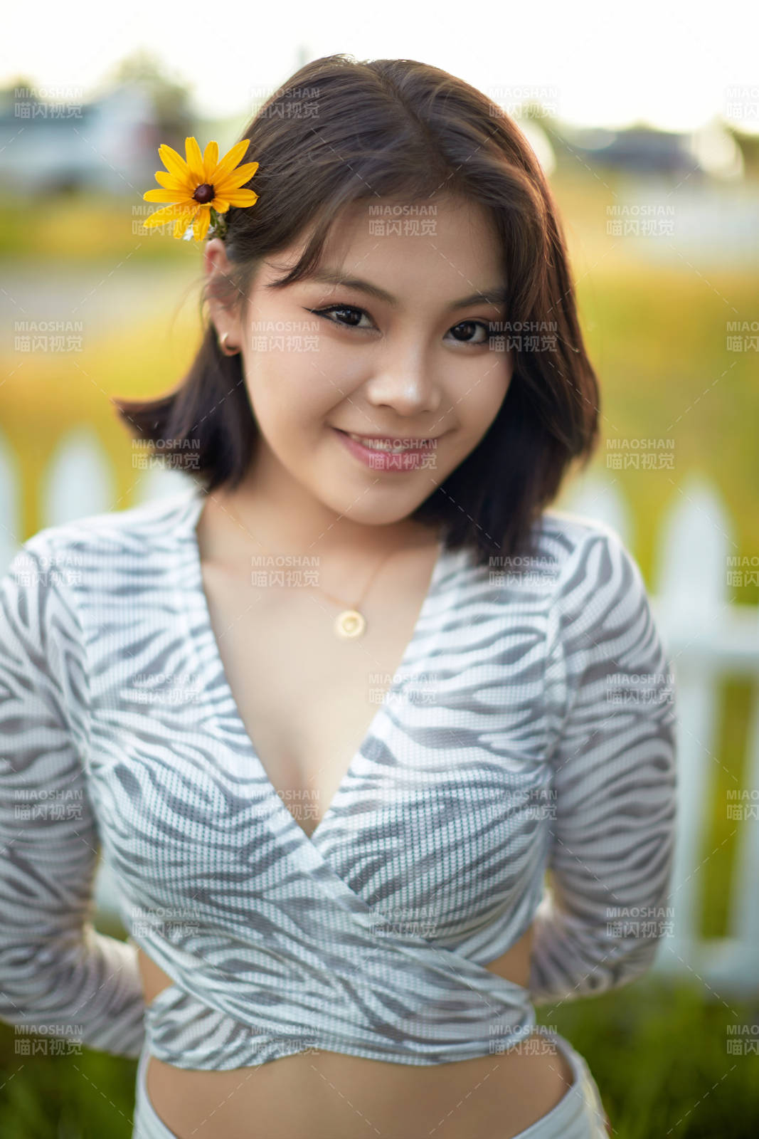 在坝上草原景区旅游放松的美丽姑娘