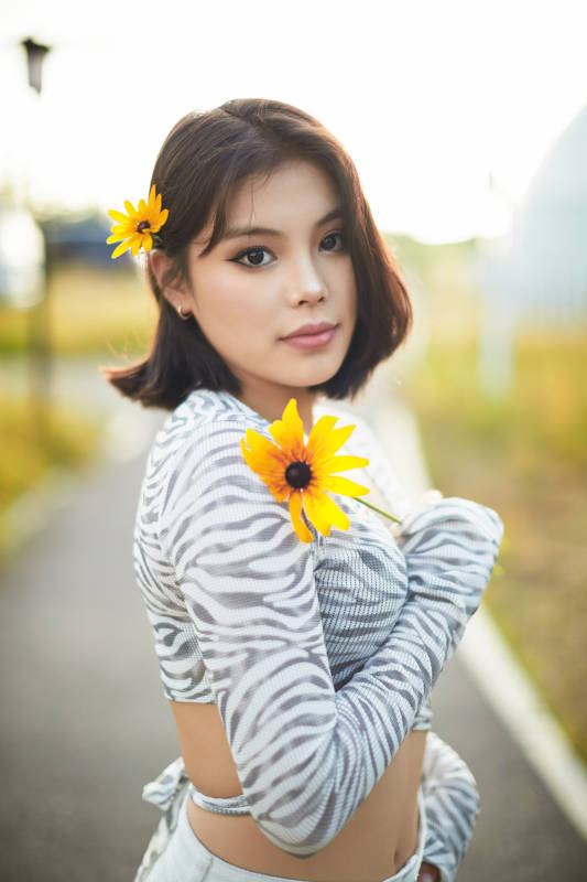 在坝上草原景区旅游放松的美丽姑娘