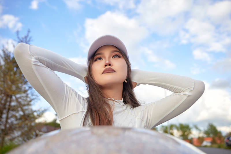 在坝上草原景区旅游拍照的亚洲女性