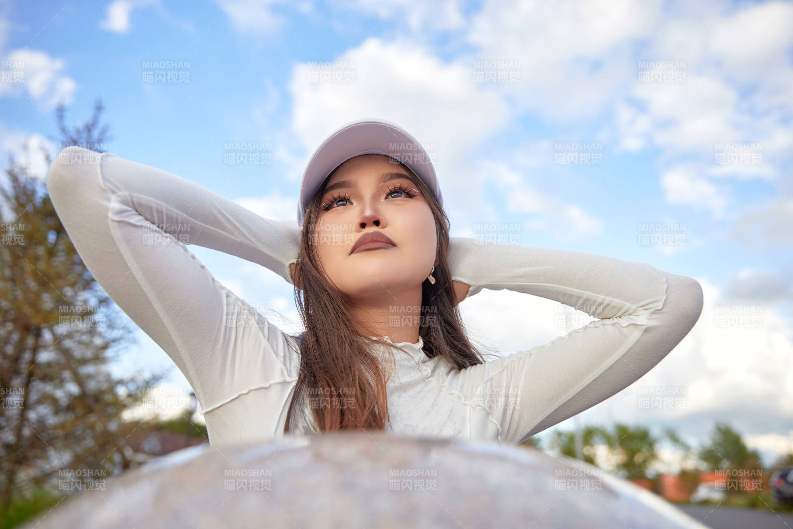 在壩上草原景區旅游拍照的亞洲女性