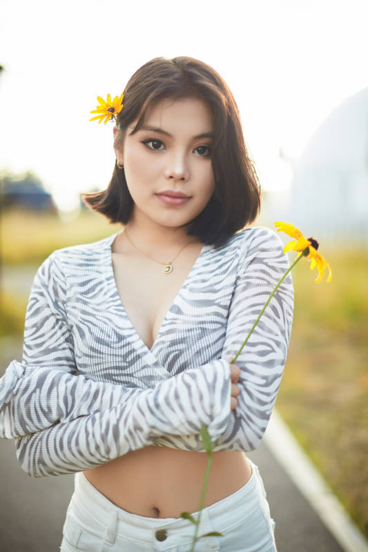 在坝上草原景区旅游放松的美丽姑娘