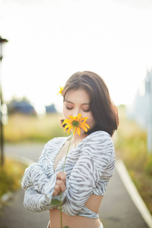 在坝上草原景区旅游放松的美丽姑娘
