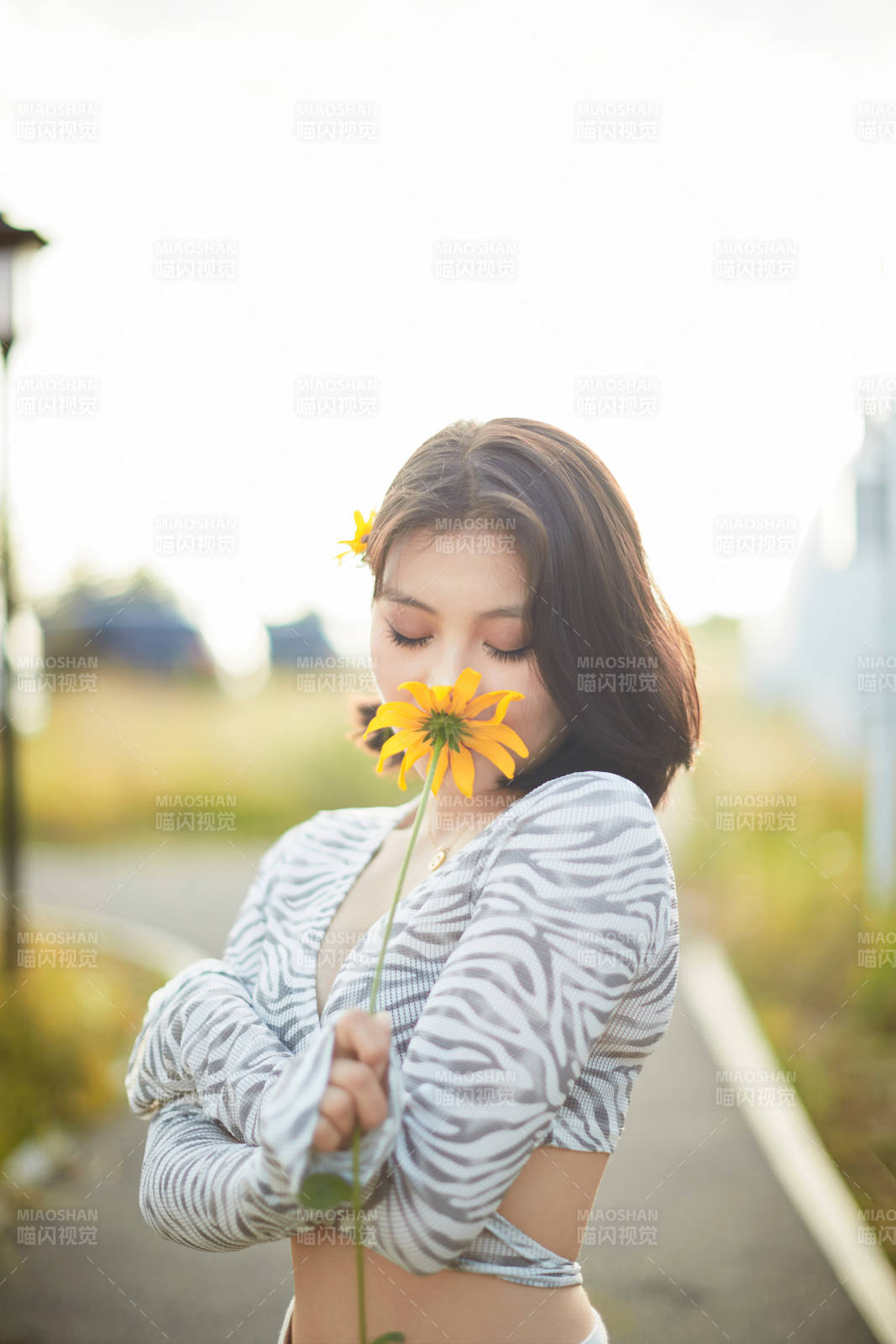 在坝上草原景区旅游放松的美丽姑娘