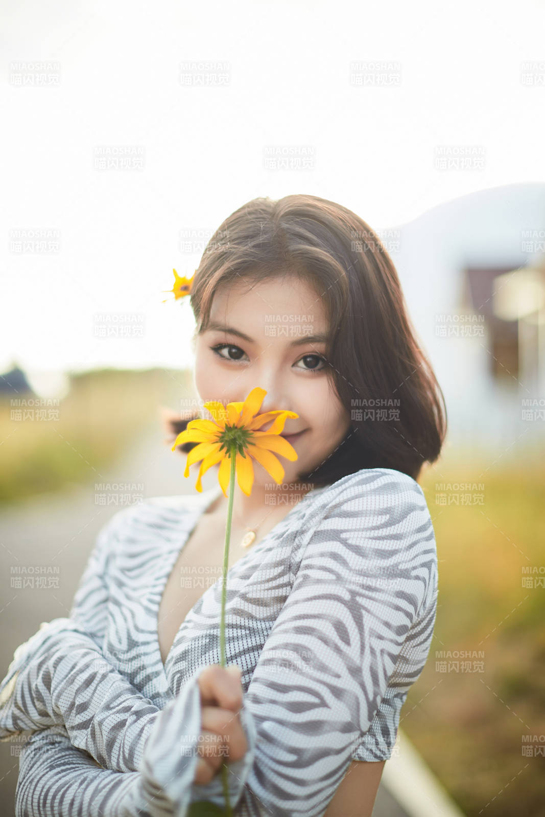 在坝上草原景区旅游放松的美丽姑娘