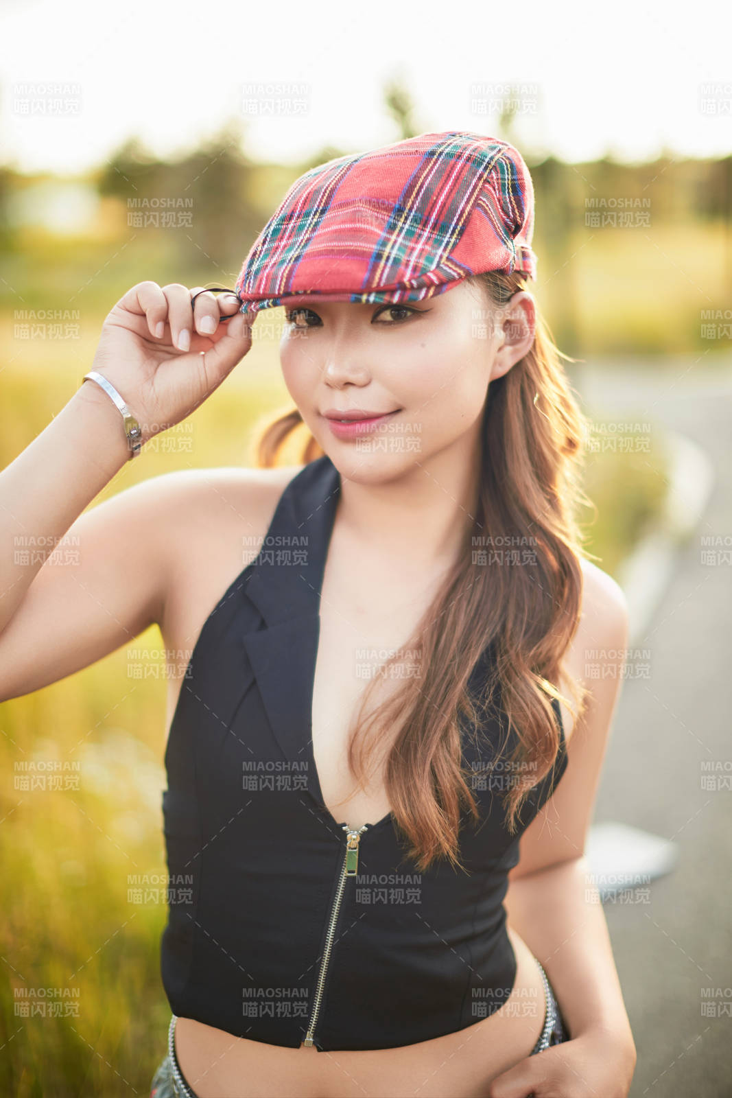 在壩上草原景區(qū)旅游放松的美麗姑娘