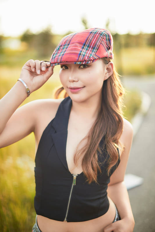 在坝上草原景区旅游放松的美丽姑娘