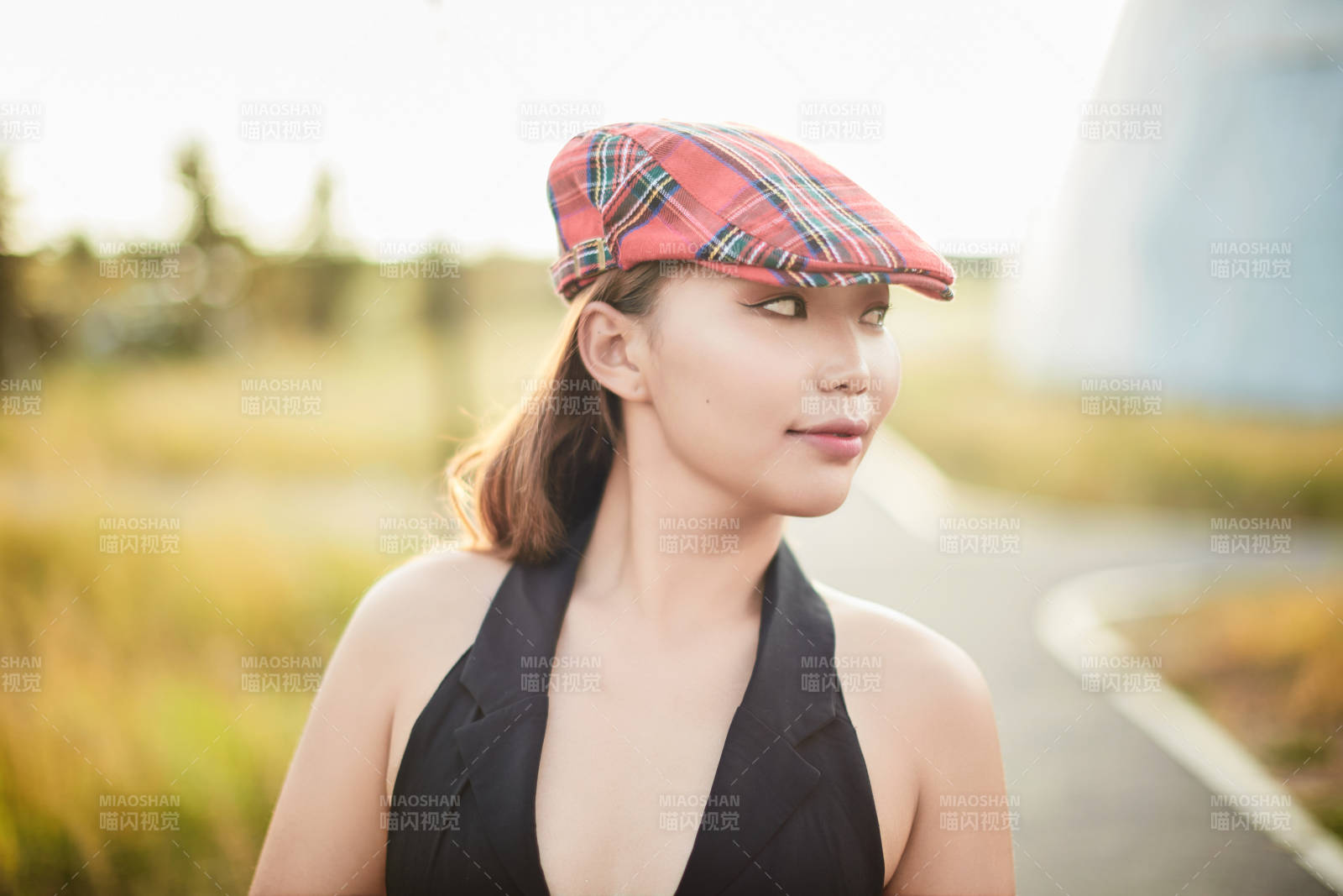 在坝上草原景区旅游放松的美丽姑娘