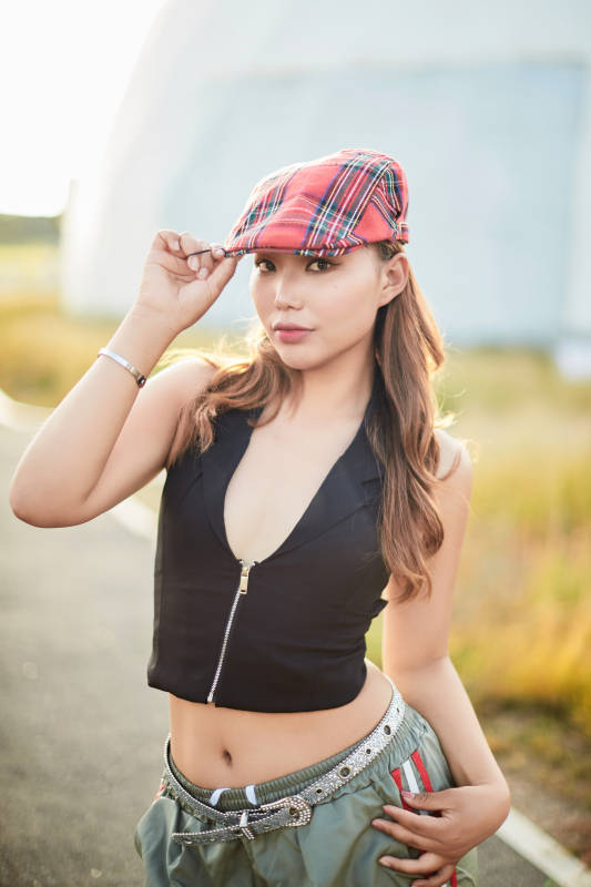 在坝上草原景区旅游放松的美丽姑娘