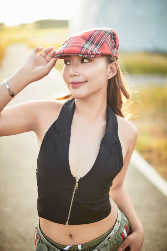 在坝上草原景区旅游放松的美丽姑娘